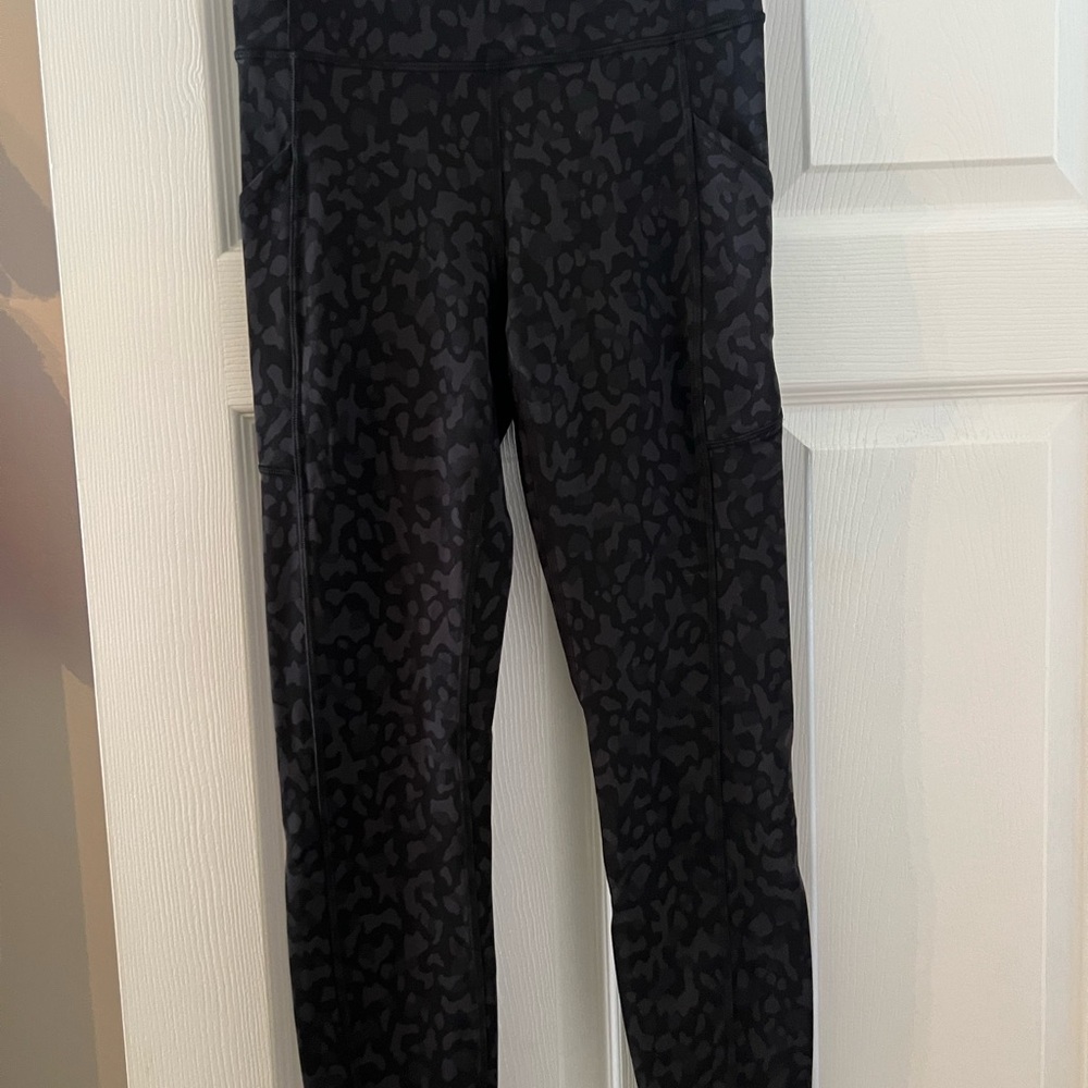 Lululemon Black Leopard Print Leggings 25”, size 6